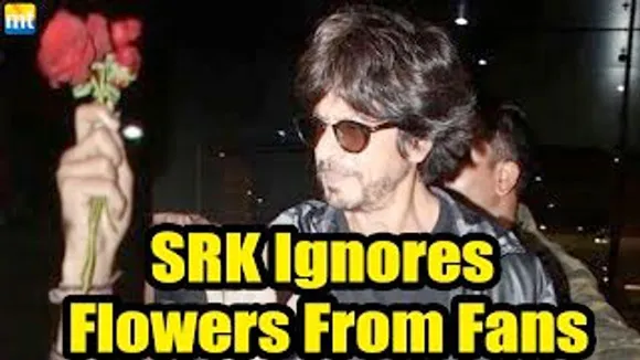 Shah Rukh Khan IGNORES Female Fan as she offers Flowers Buke, Sonu Sood Returns Happily