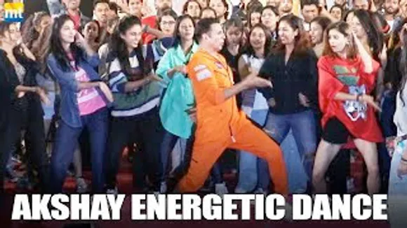Akshay Kumar's ENERGETIC Dance Moves on Main Khiladi with Fans after creating WORLD Record
