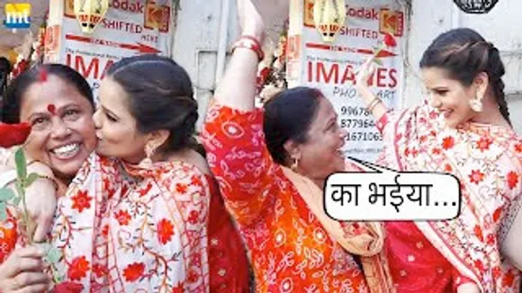 Archana Gautam accepts ROSE from a Crazy Fan Woman 'का भईया' - Exclusive Road Interview