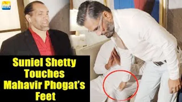 Suniel Shetty Touches Mahavir Dangal fame Phogat's feet in front of THE GREAT KHALI