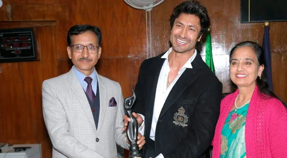 Vidyut Jammwal Presents His First Filmfare Trophy To Army Public School —
