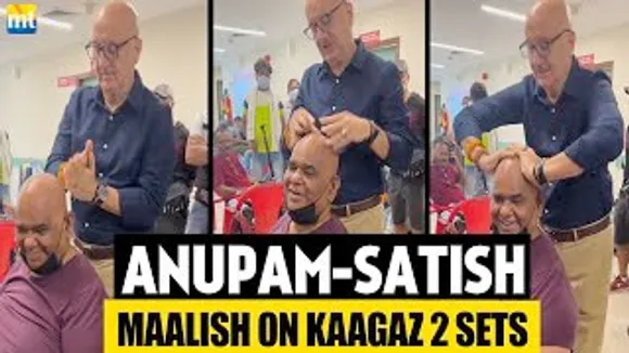 VIRAL! Anupam Kher doing MAALISH of Satish Kaushik on the sets of his LAST Film Kaagaz 2