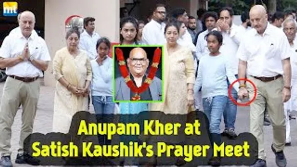 Anupam Kher Holds 43 Years Old Friend Satish Kaushik's Daughter at his Prayer Meet