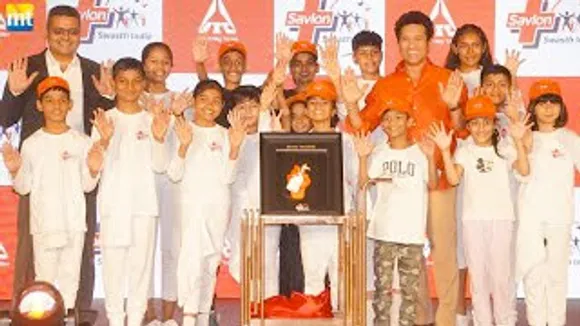 Kids Cheer Sachin Tendulkar's name at the Savlon Swastha India Mission event