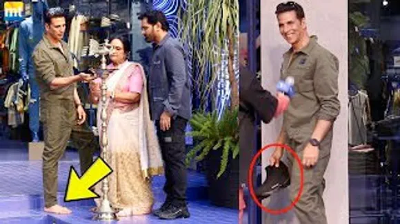 Akshay Kumar REMOVES his Shoes before Lighting Lamp, HOLDS it in his own Hands in front of a Lady