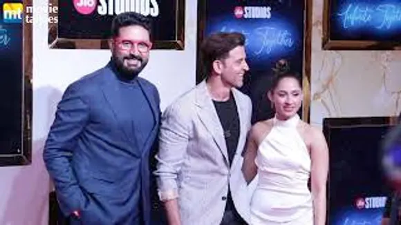 OMG Hrithik Roshan & Abhishek Bachchan come together for a Big Surprise