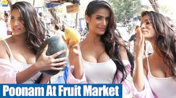 Aap Logo Ko AAM Chahiye? Poonam Pandey excited to get FREE तरबूज & Gives Flying Kiss to him