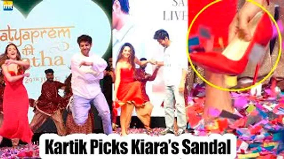 Kartik Aaryan Picks Kiara Advani's Sandal As They Dance Together At Satyaprem Ki Katha Concert