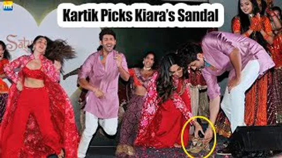 Kartik Aaryan Picks Sandals of Kiara Advani after dance on Satyaprem Ki Katha Song