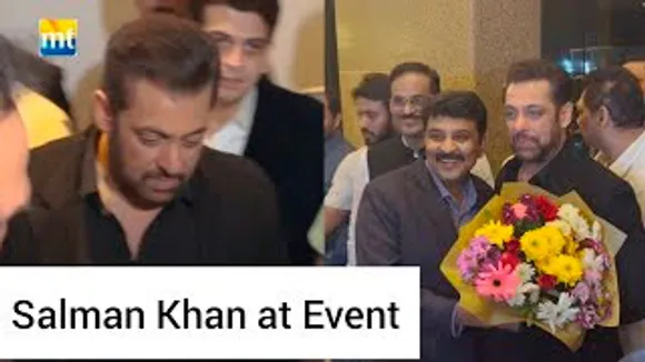 Tiger 3 Salman Khan arrives in High Security, welcomed with flowers at Rang Mandir Bandra