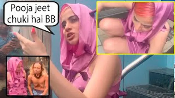 OMG! Urfi Javed's Awkward FALL, Pooja Bhatt Jeet चुकी है, Watch LIVE Yoga Performance on Road
