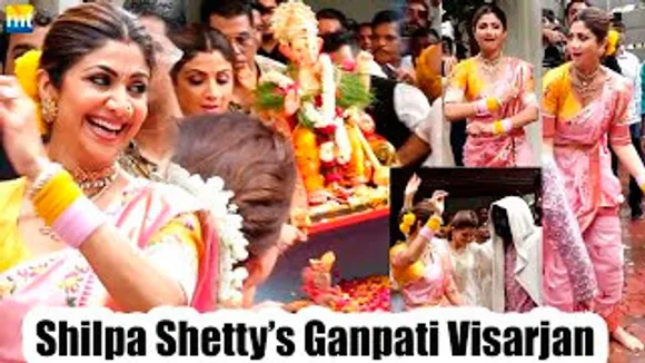 Shilpa Shetty Dances With Full Zeal To The Dhol Beats In Nauvari Saree During Ganpati Visarjan