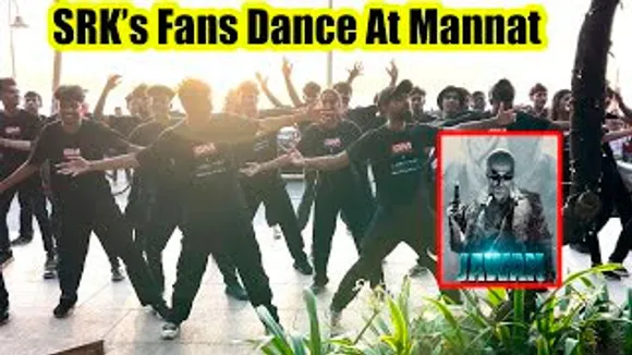 Shah Rukh Khan's Jawan Dance By His Crazy Fans Outside His Home Mannat