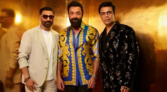 KWK 8 : Host Karan Johar Gives Standing Ovation To Sunny Deol For The Success Of Gadar 2