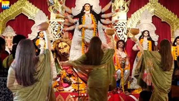 Rani Mukerji Performs Traditional Dhunuchi Dance In Saree At Durga Puja On Ashtami