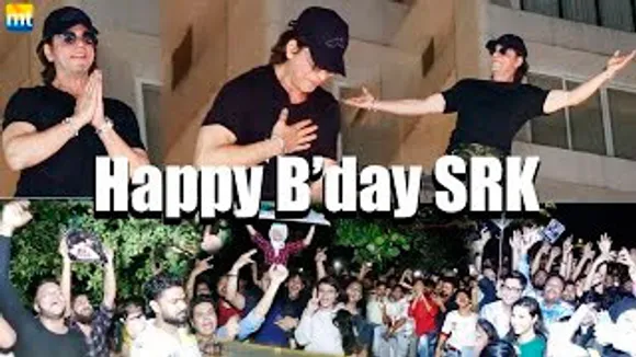 Shah Rukh Khan FANS Gathered At Mannat For His 58th Birthday - सर झुकाके Fans को किया शुक्रिया
