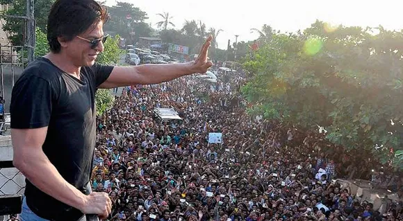 More Than 30 Mobile Phones Stolen Outside Mannat on SRK's Birthday 