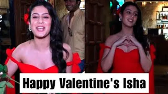 Isha Malviya Celebrates Valentine's Day With Paps By Distributing Red Roses & Chocolates