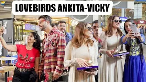 Ankita Lokhande Says 'Mein Nahi Vicky Gussa Hota Hai' fans give Roses & Chocolate At The Airport