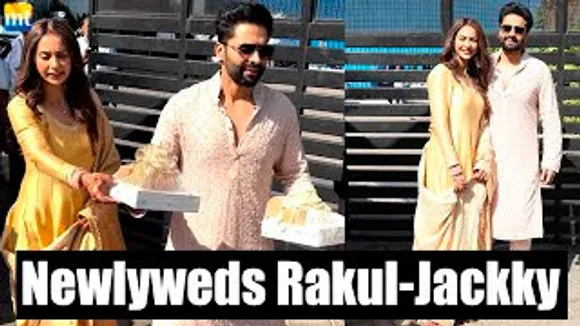 New Hubby-Wifey Rakul Preet Singh & Jackky Bhagnani Distribute Sweets To Paps After Their Lavish Wedding