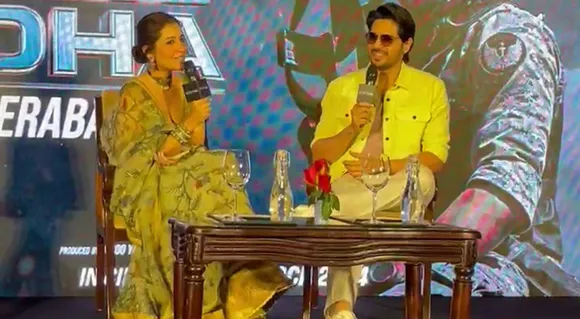 How Cute! Sidharth Malhotra and Raashii Khanna Sing Zindagi Tere Naam In Hyderabad