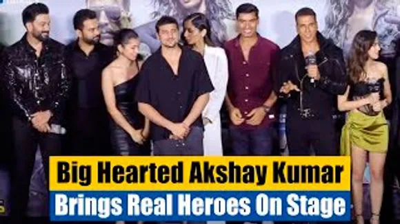 Big Hearted Akshay Kumar Calls Parde Ke Pichhe Ke Heroes on Stage at Bade Miyan Chote Miyan Trailer Launch
