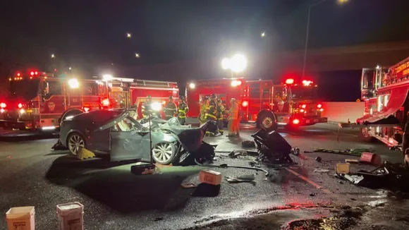 Tesla S1 hits emergency vehicle