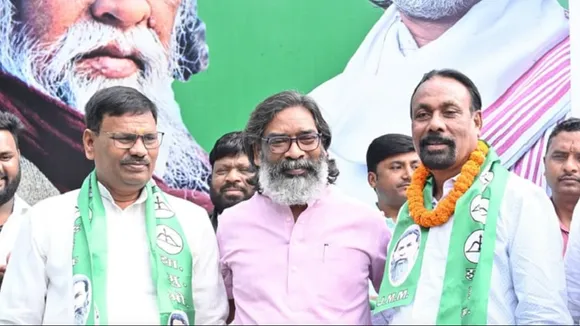 BJP legislator Kedar Hazra and AJSU Party's Umakant Rajak ैwith JMM supremo Hemant Soren in Ranchi on Friday, October 18, 2024.