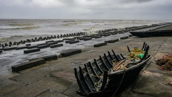 Waves crash ashore at a beach at Digha after the landfall of Cyclone Dana, in Purba Medinipur district, West Bengal, Friday, Oct. 25, 2024.