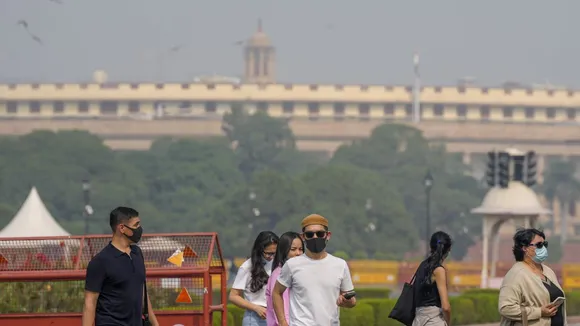 Foriegn tourists wearing face masks as air quality continues to remain poor, at Vijay Chowk, in New Delhi, Wednesday, Oct. 23, 2024