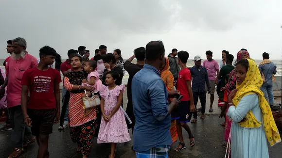 Visitors flock a beach at Digha after the landfall of Cyclone Dana, in Purba Medinipur district, West Bengal, Friday, Oct. 25, 2024