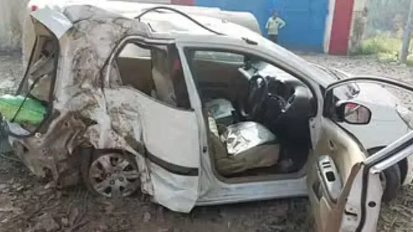 A car rammed into a tree here while its driver was trying to avoid hitting a stray animal, police saidA car rammed into a tree here while its driver was trying to avoid hitting a stray animal, police said on Saturday on Saturday