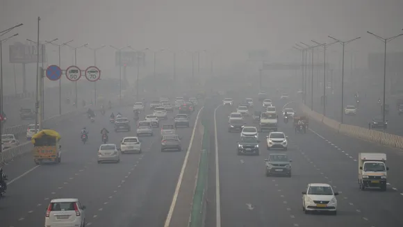 Vehicles ply on the road amid low-visibility due to smog, in New Delhi, Thursday, Nov. 7, 2024.