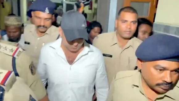 Mumbai Police personnel take accused Faizan Khan from the Raipur court on a transit remand in actor Shah Rukh Khan death threat case, in Raipur, Tuesday, Nov. 12, 2024