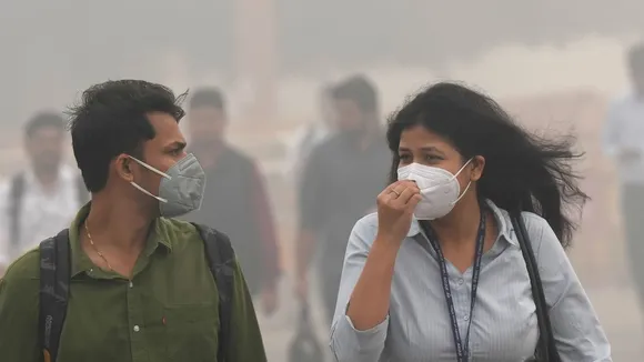 Commuters walk to their office amid low visibility due to smog as air quality remains in severe category. in New Delhi on Monday, 18 Nov 2024.