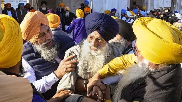 Narain Singh Chaura (centre), who allegedly opened fire at Shiromani Akali Dal leader Sukhbir Singh Badal outside the Golden Temple, after he was caught.