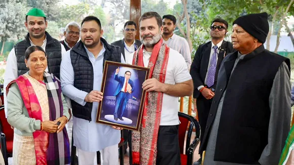 Rahul Gandhi with Lalu Prasad Yadav, Rabri Devi, Tejashwi Yadav, Tej Pratap Yadav and others during a visit to Yadav’s residence in Patna on Saturday, Jan 18. 2025.