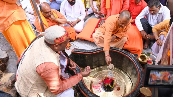 Yogi Adityanath worshping in UP temple