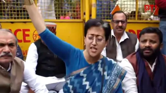 Atishi protest Delhi Assembly