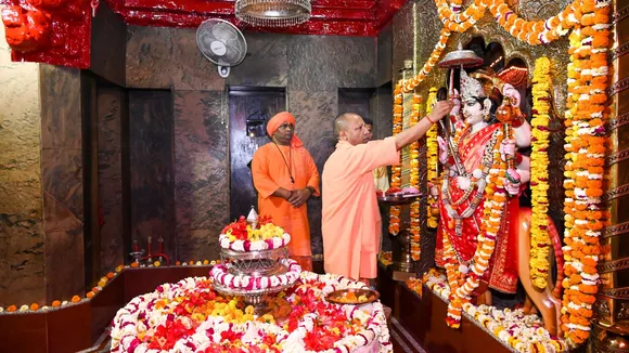 Yogi Adityanath temple visit image