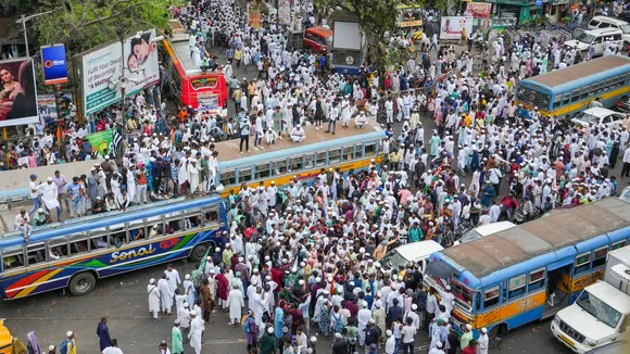Vehicles stuck in a traffic jam as members of the Muslim community gather to protest against the Waqf (Amendment) Bill 2025, in Kolkata, Thursday, April 10, 2025.