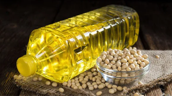 Crude soyabean oil image