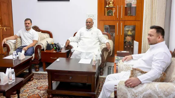 Tejashwi Yadav Mallikarjun Kharge Rahul Gandhi