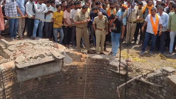 Van falls into well in Madhya Pradesh's well