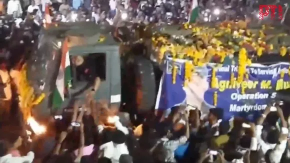 Mortal remains of martyr Murali Naik, who lost his life in Pakistani shelling at LoC are being taken from Bangalore to Kallitanda as people, in huge numbers, gather to show respect. 