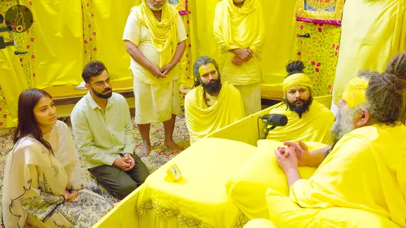 Virat Kohli with wife Anushka Sharma visit Spiritual guru Premanand Maharaj 