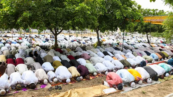 People offer �namaz� on the occasion of Eid-ul-Azhafestival, in Bhopal.