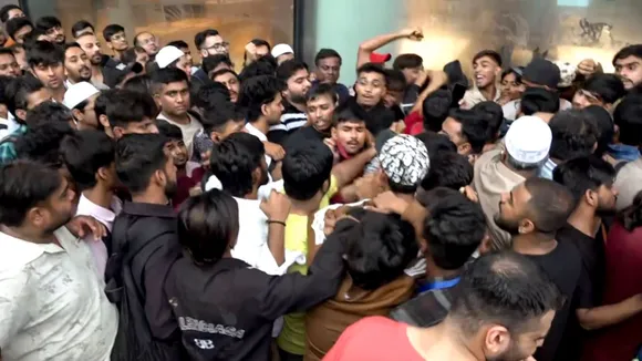 Apple iphone 17 Sale Fight