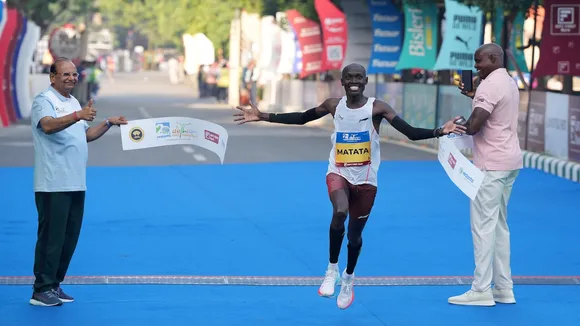Delhi Lt. Governor VK Saxena, left, looks on as Kenyan long-distance runner Alex Matata wins the "Delhi Half Marathon", in New Delhi, Sunday, Oct. 12, 2025.