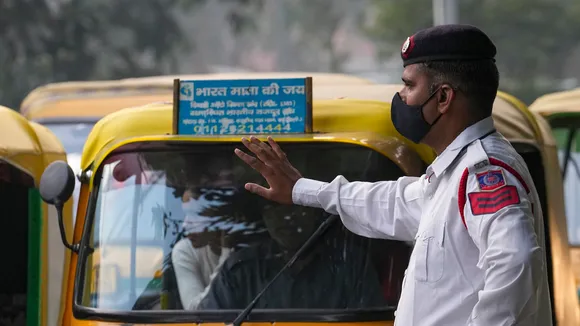 A traffic police officer wears a facemask while controlling traffic amid deteriorating air quality in northern India, Monday, Nov. 10, 2025.